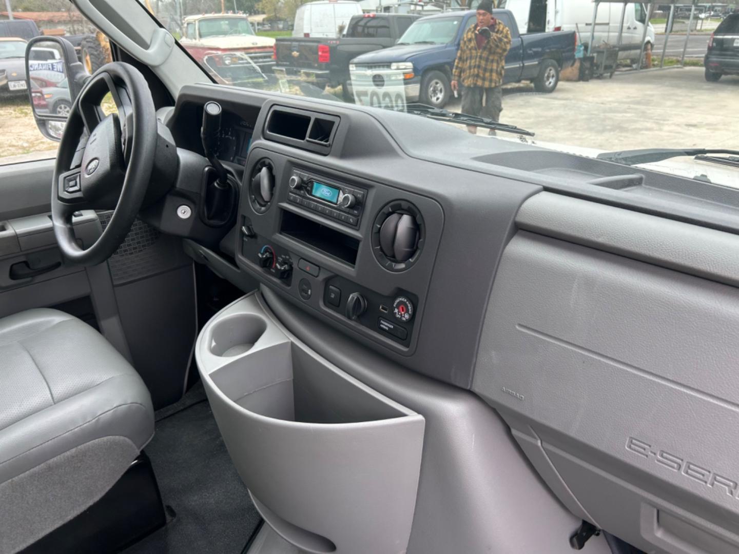 2022 White Ford Econoline E-350 Super Duty (1FDWE3FK3ND) with an 7.3LV8 OHV 16V engine, located at 1687 Business 35 S, New Braunfels, TX, 78130, (830) 625-7159, 29.655487, -98.051491 - Photo#9